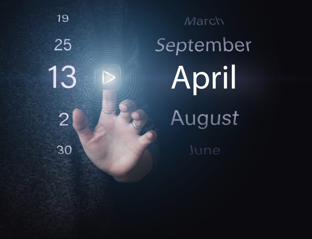 zdjęcie pokazuje rękę wybierającą datę w nowoczesnym kalendarzu - ustalanie terminu przyjazdu na serwis maszyny